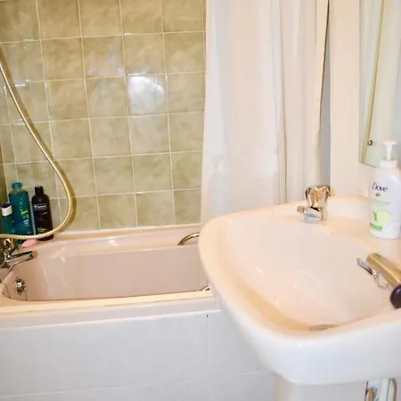 Lovely 1 Bedroom In דירה