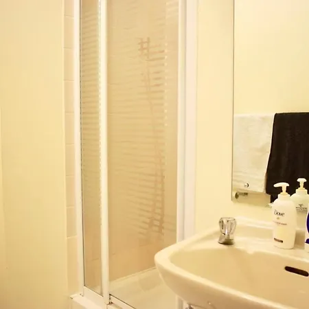 Lovely 1 Bedroom In דירה *
